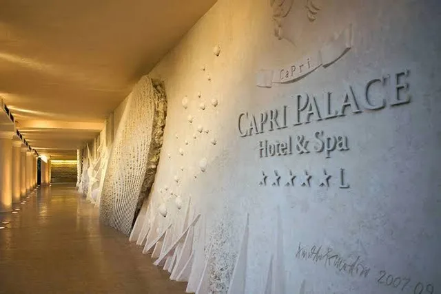 Corridoio del Capri Palace Hotel & Spa con la scritta in pietra