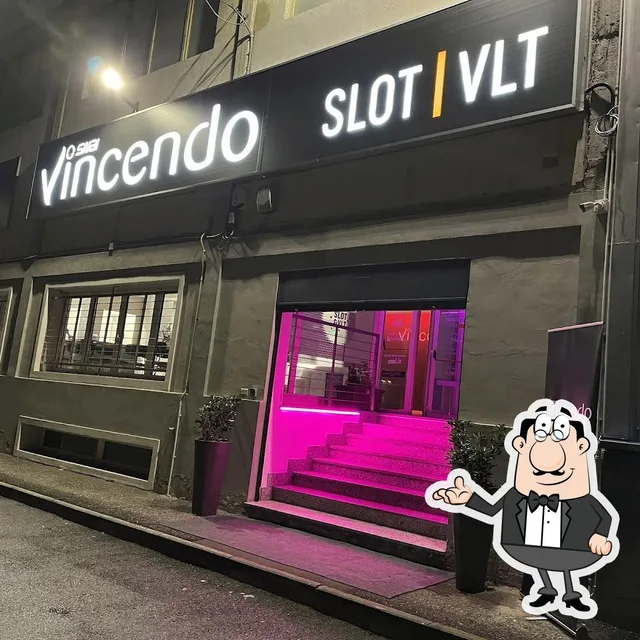 Ingresso della sala Snai Vincendo Slot e VLT, illuminata di rosa