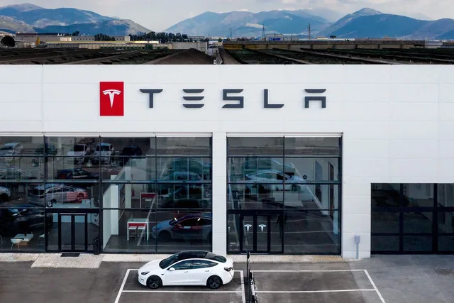 Showroom Tesla Center Caserta con una Model 3 in ricarica davanti all'ingresso