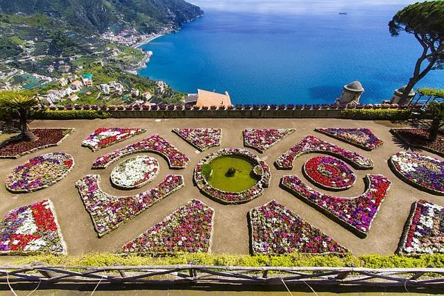 Giardino fiorito di Villa Rufolo a Ravello con vista sul mare