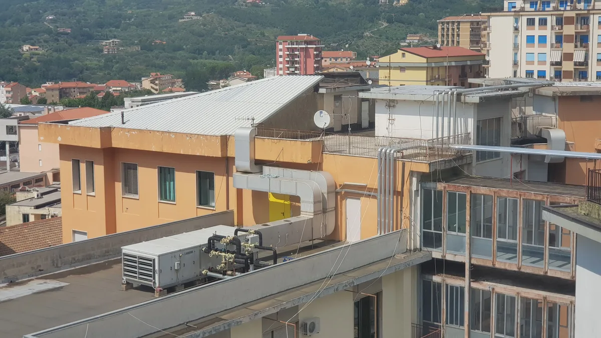 Unità esterne di climatizzazione installate sul tetto di un edificio residenziale