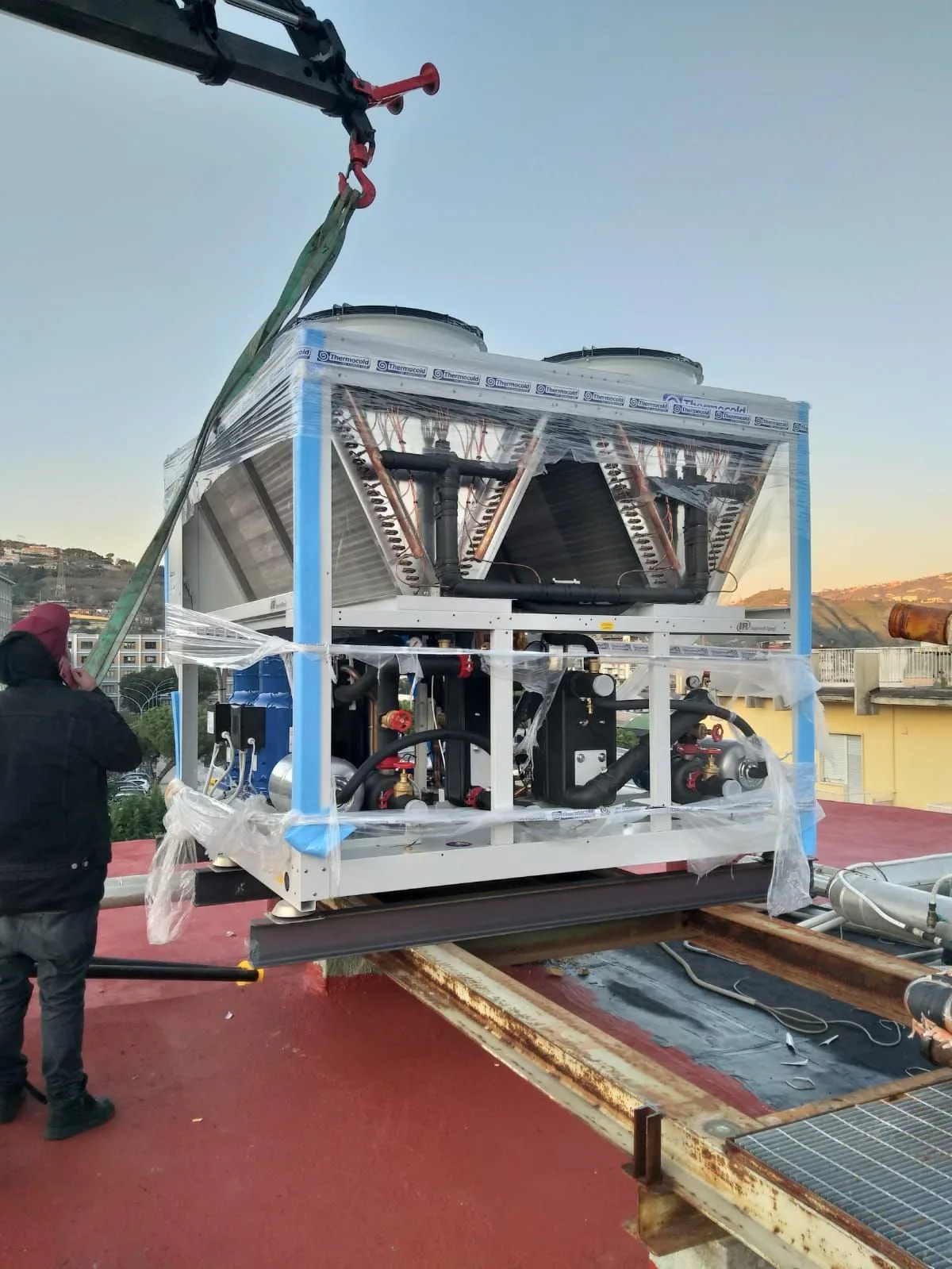 Sollevamento di un gruppo frigo sulla copertura di una struttura alberghiera