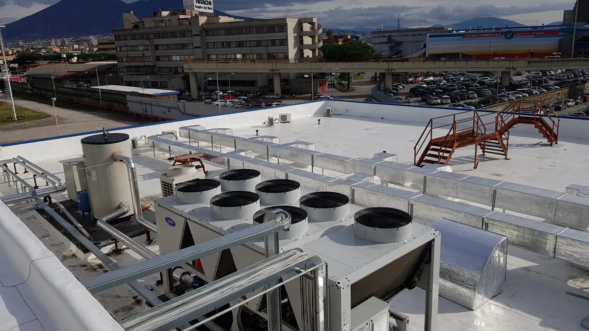 Unità esterne di climatizzazione sul tetto di un centro commerciale